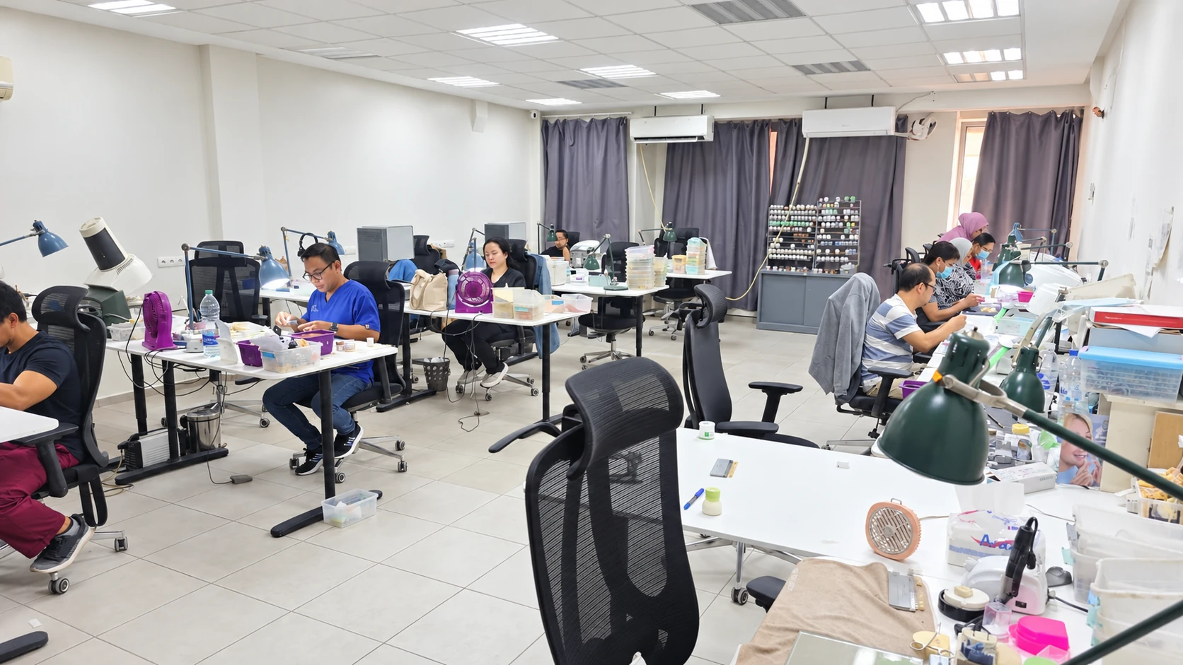 Les techniciens de Khalid Labo dans l’atelier de production