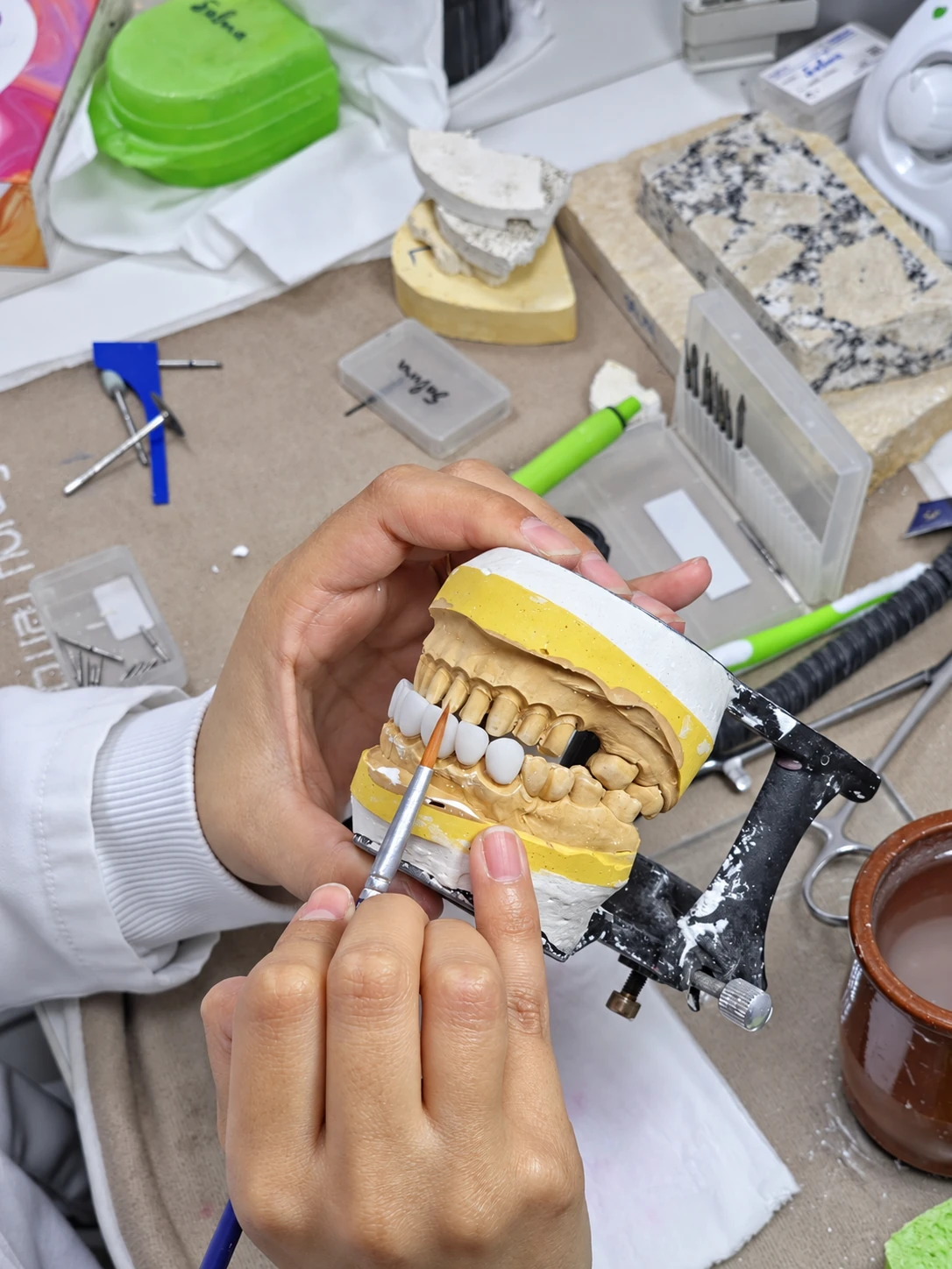 Travail de précision sur une restauration au laboratoire