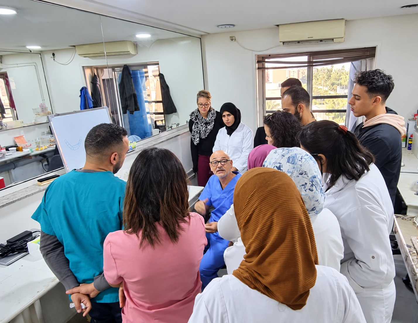 Groupe réuni autour d’une démonstration pratique au laboratoire Khalid Labo